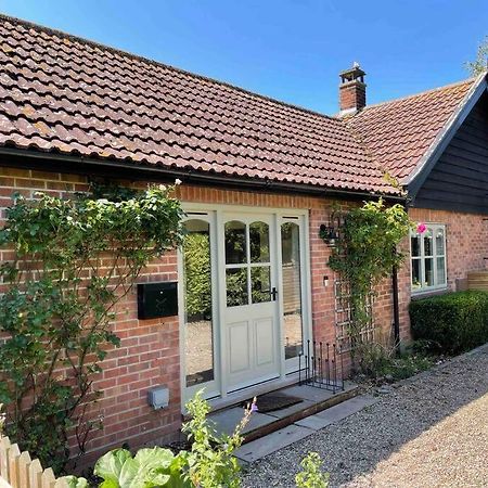 Lovely Quiet Cottage Sleeps 4 Adults, 4 Children, Dog Friendly เคลย์เน็กซ์เดอะซี ภายนอก รูปภาพ