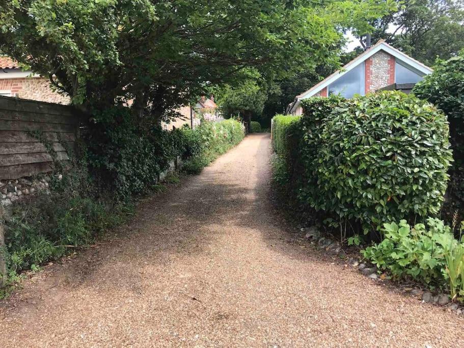 Lovely Quiet Cottage Sleeps 4 Adults, 4 Children, Dog Friendly เคลย์เน็กซ์เดอะซี ภายนอก รูปภาพ