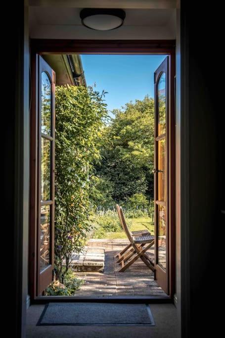Lovely Quiet Cottage Sleeps 4 Adults, 4 Children, Dog Friendly เคลย์เน็กซ์เดอะซี ภายนอก รูปภาพ