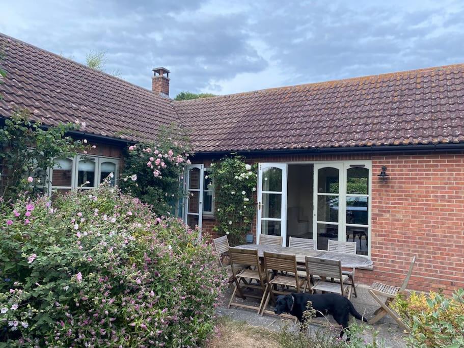 Lovely Quiet Cottage Sleeps 4 Adults, 4 Children, Dog Friendly เคลย์เน็กซ์เดอะซี ภายนอก รูปภาพ