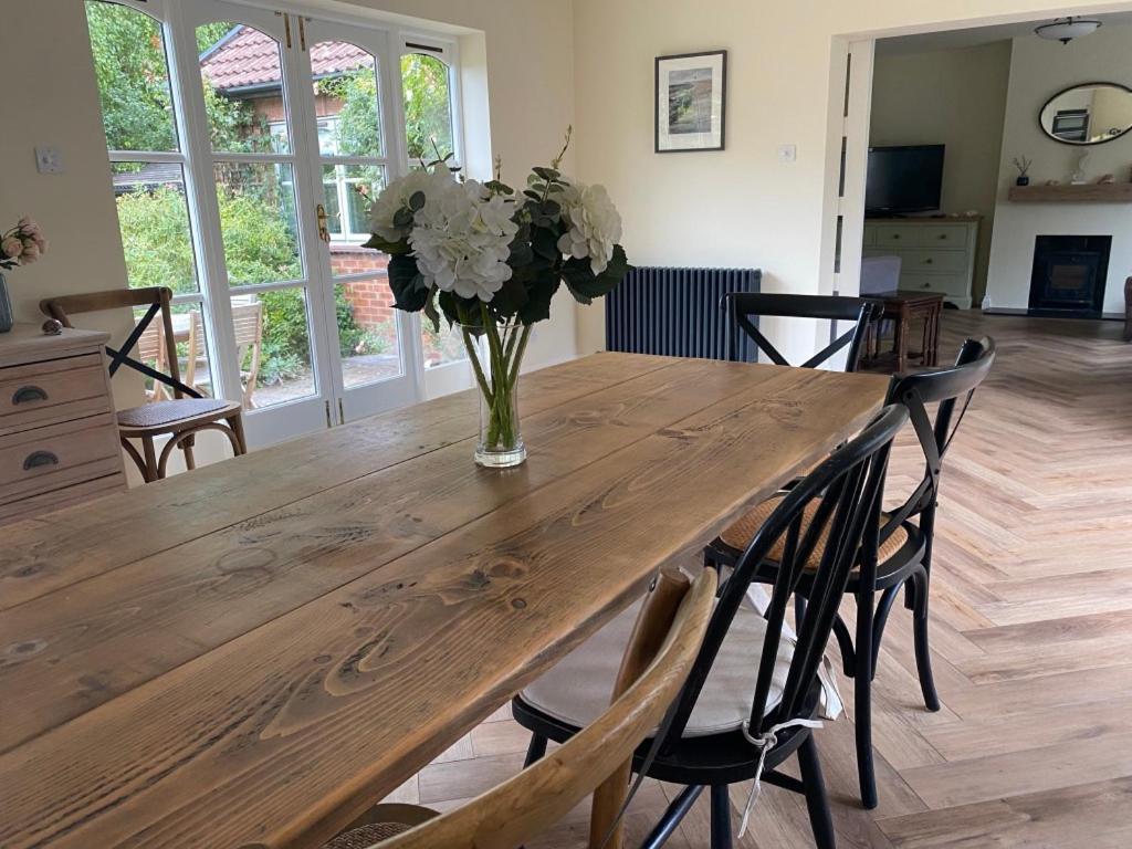 Lovely Quiet Cottage Sleeps 4 Adults, 4 Children, Dog Friendly เคลย์เน็กซ์เดอะซี ภายนอก รูปภาพ