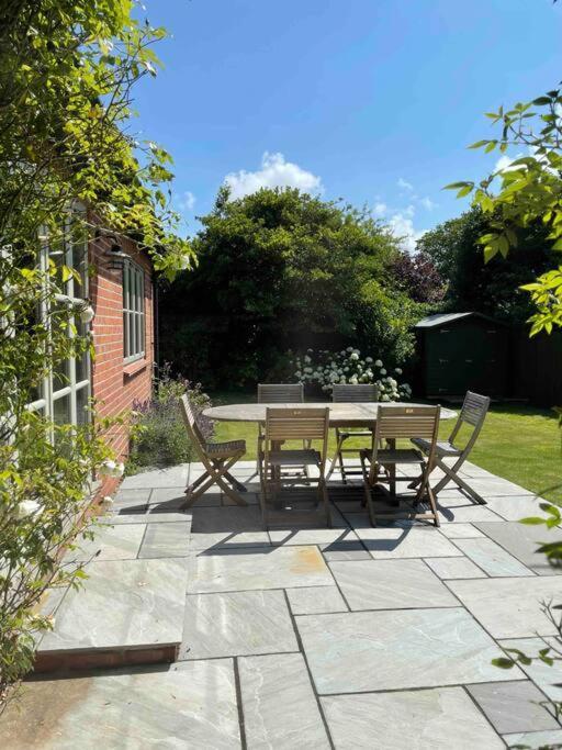 Lovely Quiet Cottage Sleeps 4 Adults, 4 Children, Dog Friendly เคลย์เน็กซ์เดอะซี ภายนอก รูปภาพ