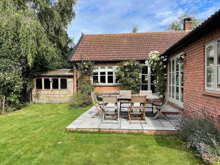 Lovely Quiet Cottage Sleeps 4 Adults, 4 Children, Dog Friendly เคลย์เน็กซ์เดอะซี ภายนอก รูปภาพ
